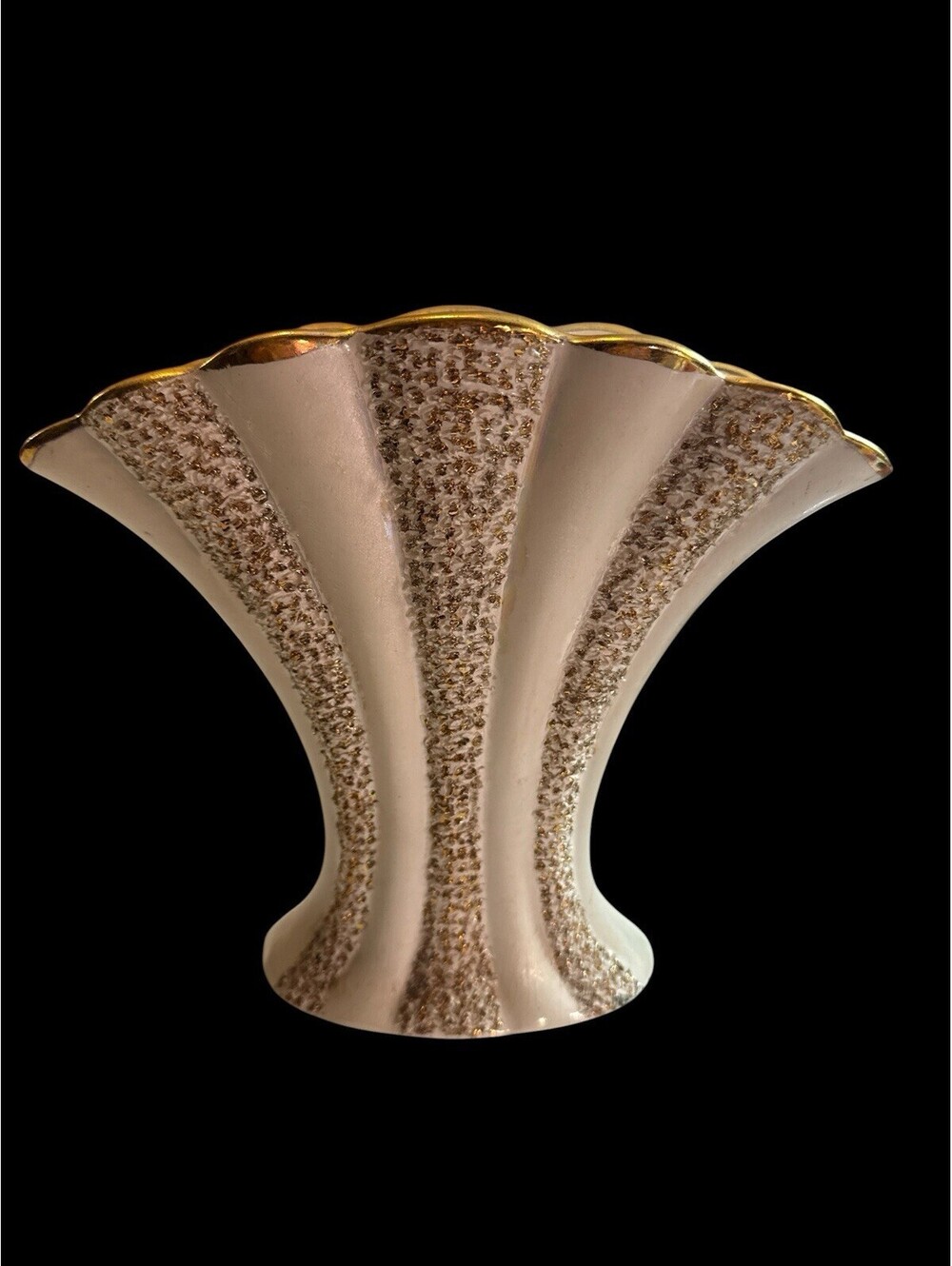 VTG Mid Century Deco Ceramic Fluted Ribbed Fan Vase White Gold Spatter 7"H - Picture 2 of 5